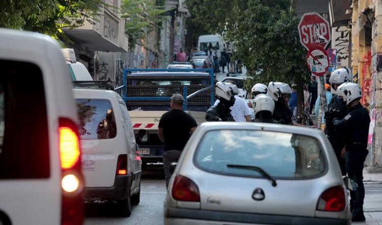 Εξάρχεια: Κράνη, κοντάρια και μπουκάλια σε κτήρια που εκκένωσε η ΕΛΑΣ (φωτο)