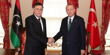 Ο Σάρατζ πάει εσπευσμένα στην Τουρκία για να δει τον Ερντογάν