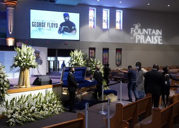 ΗΠΑ: Χιλιάδες άνθρωποι απέτισαν φόρο τιμής στον Τζορτζ Φλόιντ στο Χιούστον (φωτο, βίντεο)