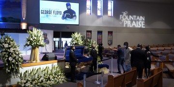 ΗΠΑ: Χιλιάδες άνθρωποι απέτισαν φόρο τιμής στον Τζορτζ Φλόιντ στο Χιούστον (φωτο, βίντεο)