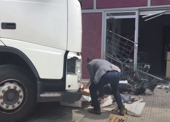 Νεκρός ο οδηγός του φορτηγού που έπεσε στη βιτρίνα καταστήματος στην Πειραιώς (βίντεο)