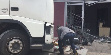 Νεκρός ο οδηγός του φορτηγού που έπεσε στη βιτρίνα καταστήματος στην Πειραιώς (βίντεο)