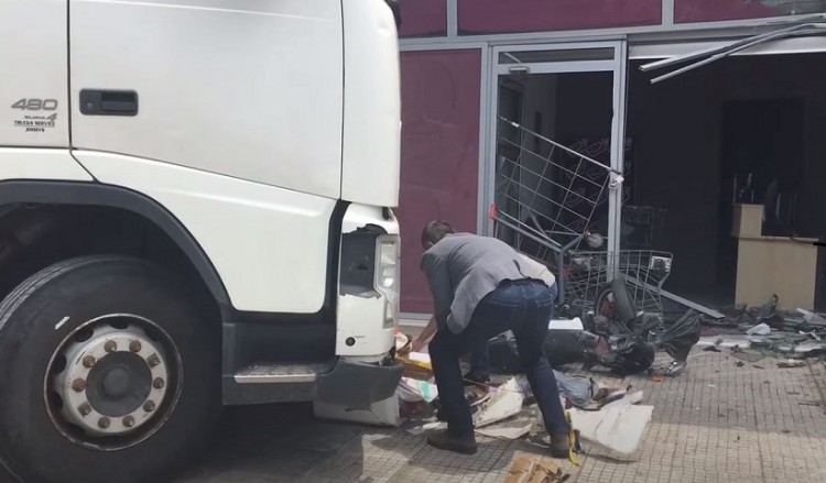 Νεκρός ο οδηγός του φορτηγού που έπεσε στη βιτρίνα καταστήματος στην Πειραιώς (βίντεο)