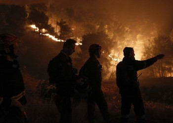 Σε εξέλιξη η πυρκαγιά στον Ασπρόπυργο Αττικής
