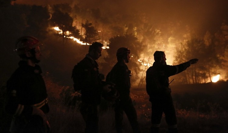 Σε εξέλιξη η πυρκαγιά στον Ασπρόπυργο Αττικής