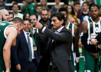 Οπαδοί του Παναθηναϊκού εκτόξευσαν πέτρες, ξύλα, βεγγαλικά στο σπίτι του Γιαννακόπουλου (βίντεο)