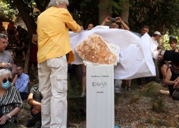 Εξάρχεια: Συγκίνηση στα αποκαλυπτήρια του γλυπτού για την Αρλέτα (φωτο, βίντεο)