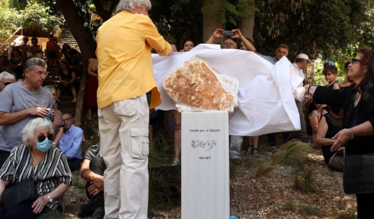 Εξάρχεια: Συγκίνηση στα αποκαλυπτήρια του γλυπτού για την Αρλέτα (φωτο, βίντεο)