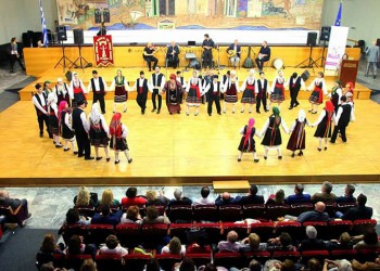 Ο σύλλογος που διδάσκει εθελοντικά παραδοσιακούς χορούς σε ΑμεΑ και πρόσφυγες (βίντεο)