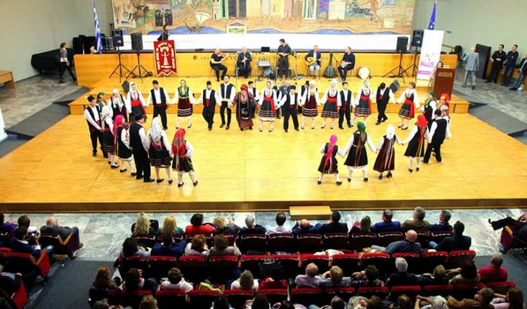 Ο σύλλογος που διδάσκει εθελοντικά παραδοσιακούς χορούς σε ΑμεΑ και πρόσφυγες (βίντεο)