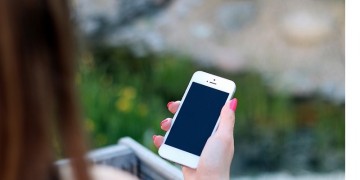 Επίθεση με βιτριόλι: Απαντήσεις ψάχνουν σε 10.000 τηλεφωνικές κλήσεις