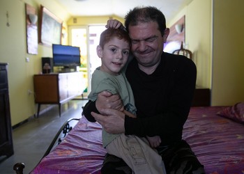 Προσφυγική οικογένεια περιέθαλψε τον Έλληνα σπιτονοικοκύρη της όταν έμεινε κατάκοιτος από ατύχημα