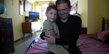 Προσφυγική οικογένεια περιέθαλψε τον Έλληνα σπιτονοικοκύρη της όταν έμεινε κατάκοιτος από ατύχημα