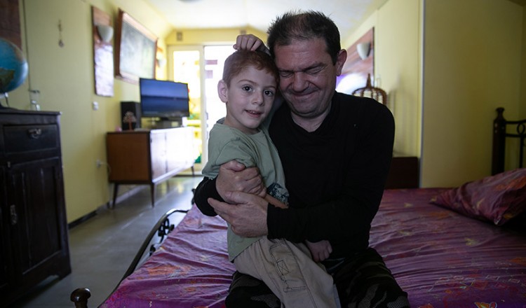 Προσφυγική οικογένεια περιέθαλψε τον Έλληνα σπιτονοικοκύρη της όταν έμεινε κατάκοιτος από ατύχημα