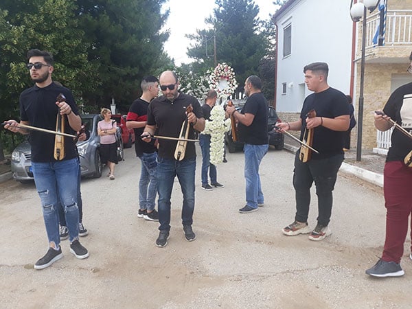Με τους ήχους της ποντιακής λύρας η κηδεία του Γιάννη Πασσαλίδη
