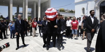 Τελευταίο αντίο στον Νίκο Αλέφαντο στο Α’ Νεκροταφείο