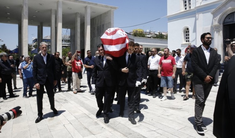 Τελευταίο αντίο στον Νίκο Αλέφαντο στο Α’ Νεκροταφείο