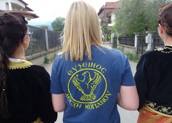 Βγήκαν στις γειτονιές του Κοπανού με τις ποντιακές φορεσιές προκειμένου να διαδώσουν το νέο τους