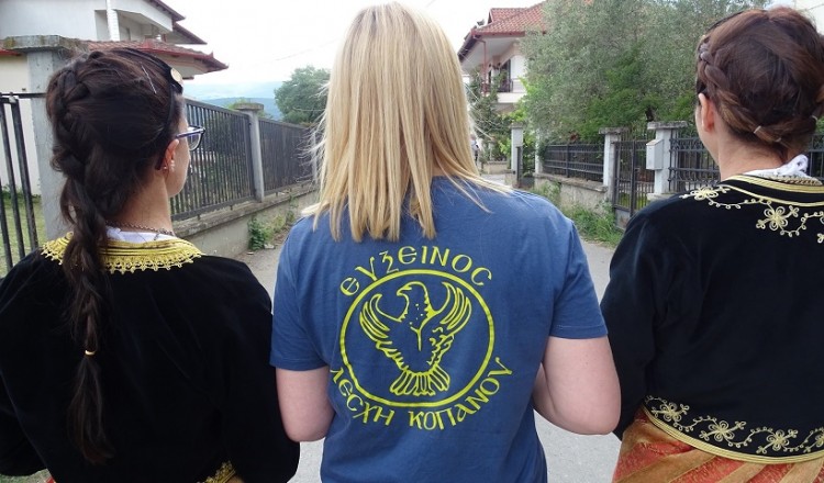 Βγήκαν στις γειτονιές του Κοπανού με τις ποντιακές φορεσιές προκειμένου να διαδώσουν το νέο τους