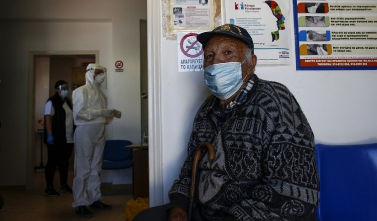 Κορονοϊός: Έτοιμο το σχέδιο για τους άνω των 65