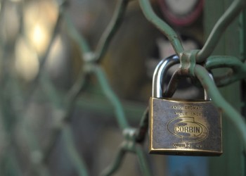 Covid-19: Λουκέτο για 15 μέρες και πρόστιμα σε δύο μαγαζιά στην Πλάκα και στο Γκάζι