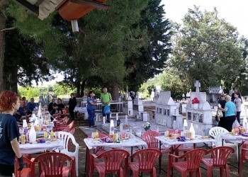 Στο Λουτροχώρι Πέλλας αναβίωσαν το ταφικό έθιμο του Αγίου Πνεύματος