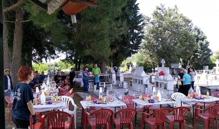 Στο Λουτροχώρι Πέλλας αναβίωσαν το ταφικό έθιμο του Αγίου Πνεύματος