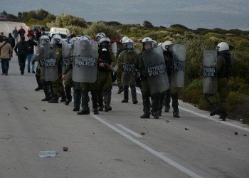 Μαλακάσα: Συλλήψεις και τραυματίες αστυνομικοί στα επεισόδια για τις δομές