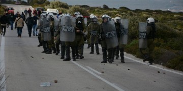 Μαλακάσα: Συλλήψεις και τραυματίες αστυνομικοί στα επεισόδια για τις δομές