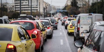 Τροχαίο στη Συγγρού με πρόσκρουση σε κολόνα – Τραυματίστηκε μία γυναίκα (βίντεο)