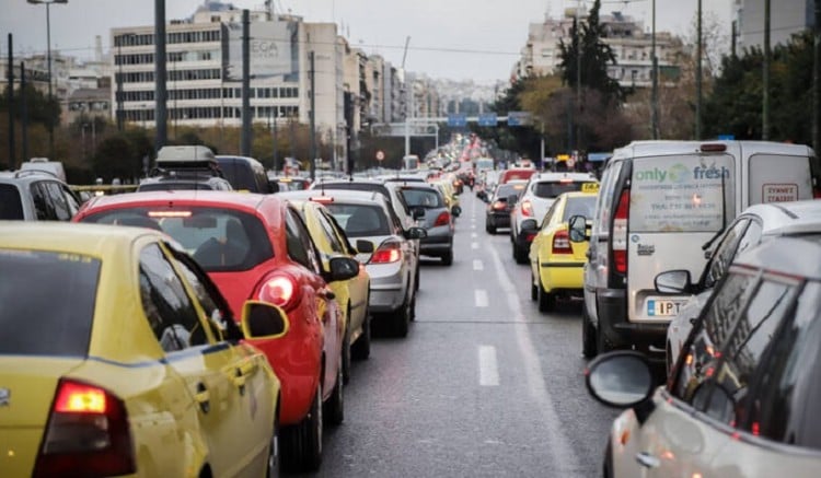 Τροχαίο στη Συγγρού με πρόσκρουση σε κολόνα – Τραυματίστηκε μία γυναίκα (βίντεο)