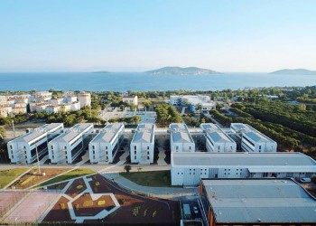 Ο Ερντογάν έκλεισε πανεπιστήμιο – Ο Νταβούτογλου ένας από τους ιδρυτές