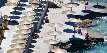 Παρατείνονται τα μέτρα στις παραλίες μέχρι το τέλος Ιουλίου