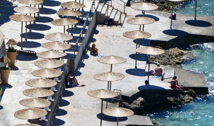 Παρατείνονται τα μέτρα στις παραλίες μέχρι το τέλος Ιουλίου