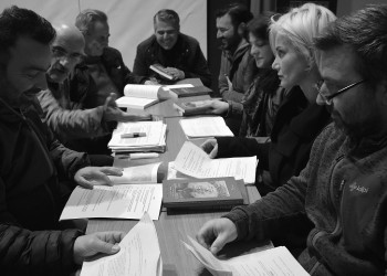 Η Βούλα Πατουλίδου στην παράσταση «Νόστος, ρίζα μ’ και κλαδί μ’», με δάκρυα στα μάτια (βίντεο)