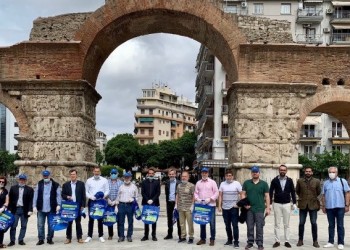 Θεσσαλονίκη: Παλαίμαχοι ποδοσφαιριστές καθάρισαν τη Ροτόντα και την πλατεία Ναυαρίνου