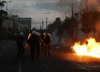 Φωτιές, χημικά και πετροπόλεμος έξω από την πρεσβεία των ΗΠΑ (βίντεο)