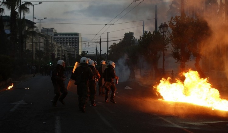 Φωτιές, χημικά και πετροπόλεμος έξω από την πρεσβεία των ΗΠΑ (βίντεο)