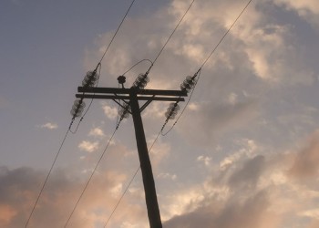 Συνεχίζονται οι εργασίες αποκατάστασης βλαβών στο δίκτυο ηλεκτροδότησης από τον «Ιανό»