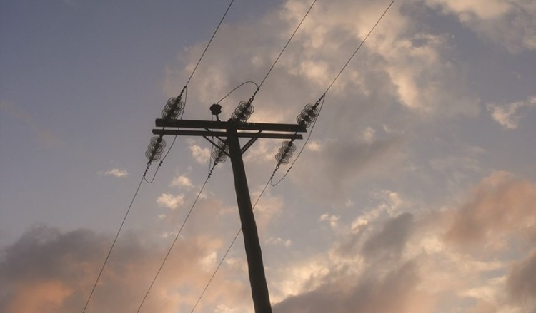 Συνεχίζονται οι εργασίες αποκατάστασης βλαβών στο δίκτυο ηλεκτροδότησης από τον «Ιανό»