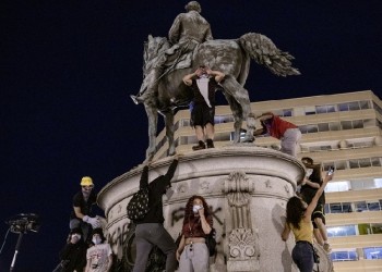 Ο Ντόναλντ Τραμπ βγάζει το στρατό στο δρόμο – Χάος για 7η μέρα στις ΗΠΑ (βίντεο, φωτο)