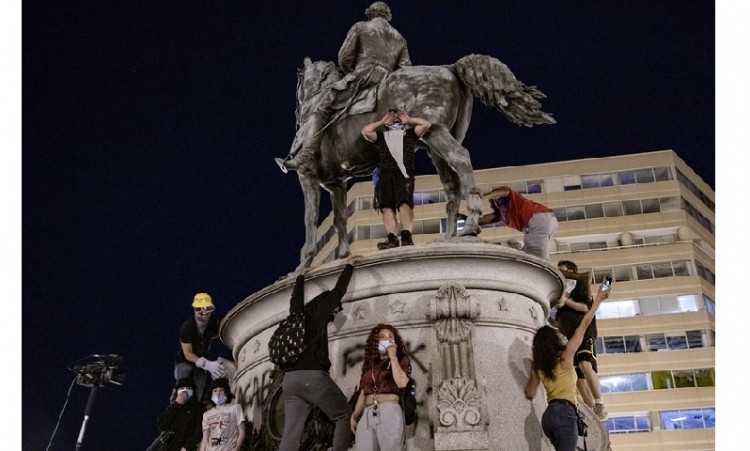 Ο Ντόναλντ Τραμπ βγάζει το στρατό στο δρόμο – Χάος για 7η μέρα στις ΗΠΑ (βίντεο, φωτο)