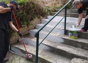 Ο Όμιλος Ποντίων Χορευτών Καβάλας ομόρφυνε δρόμο της πόλης (φωτο)