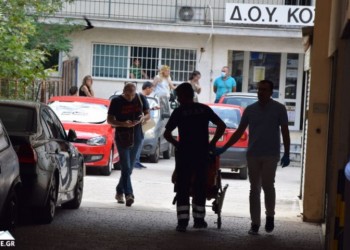 Επίθεση στη ΔΟΥ Κοζάνης: Σε κρίσιμη κατάσταση δύο εφοριακοί, αμίλητος ο δράστης