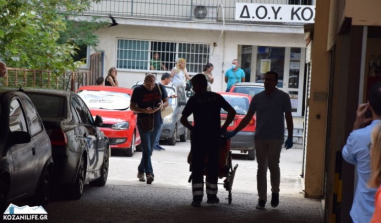 Επίθεση στη ΔΟΥ Κοζάνης: Σε κρίσιμη κατάσταση δύο εφοριακοί, αμίλητος ο δράστης