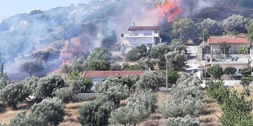 Υπό μερικό έλεγχο η φωτιά στα Σπάτα