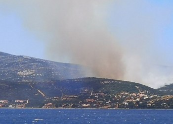 Μεγάλη η φωτιά στην Κάρυστο, εκκενώθηκε οικισμός