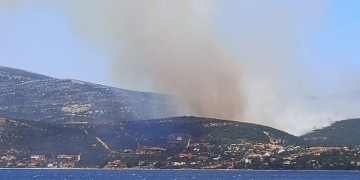 Μεγάλη η φωτιά στην Κάρυστο, εκκενώθηκε οικισμός