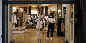 Κορονοϊός: Ανοιχτά τα μαγαζιά στις «κόκκινες» περιοχές