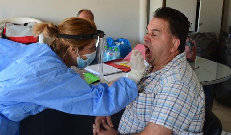 Κορονοϊός: Εστίες μετάδοσης οι γάμοι, ανησυχία για την Αττική